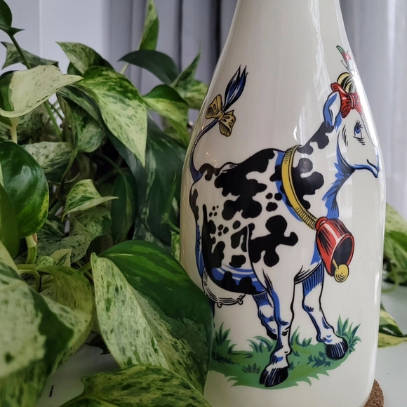 Milk Bottle with Lid ft. Pretty Cow Design - Picture 3 of 3